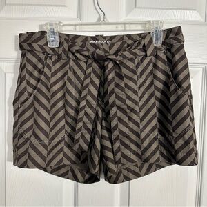 Nike Golf Tour Performance size 8 shorts, brown/black, pink swoosh, athletic